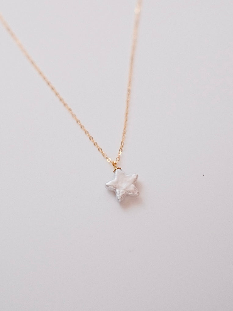 Curiosity - Opalescent Star Pearl Pendant Necklace， Dainty Celestial Minimalist Jewelry