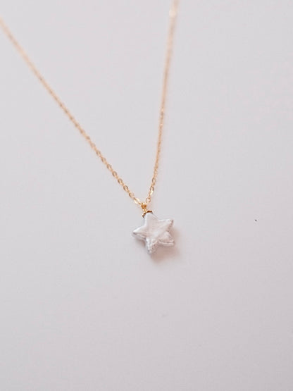 Curiosity - Opalescent Star Pearl Pendant Necklace， Dainty Celestial Minimalist Jewelry