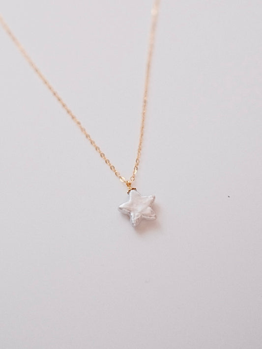 Curiosity - Opalescent Star Pearl Pendant Necklace， Dainty Celestial Minimalist Jewelry