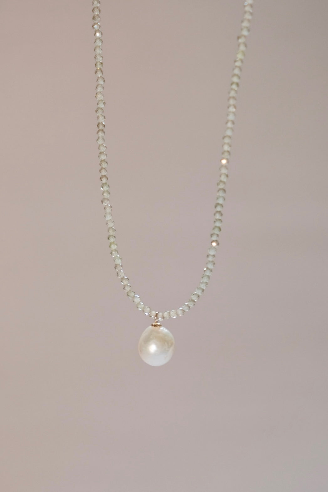 Classic and gentle style zirconia necklace with a single pearl necklace