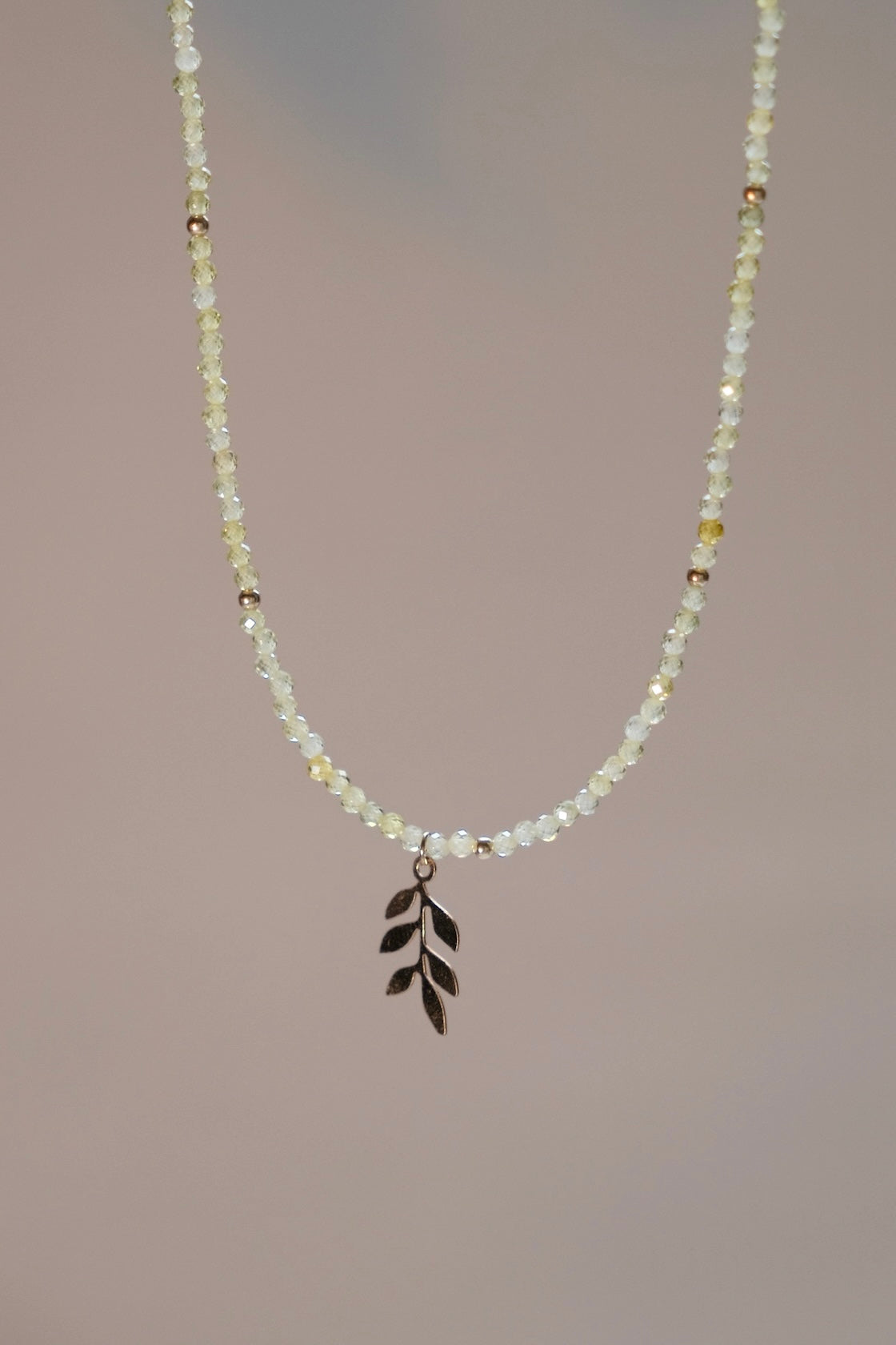 Clear and shiny green zirconia necklace with one piece of leaf