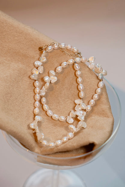 Pearl garland necklace embellished around the neck, elegant and unique