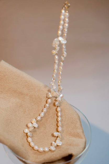 Pearl garland necklace embellished around the neck, elegant and unique